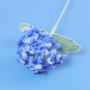 Détail d'hortensia bleu au crochet fait main avec perle centrale et texture tissée