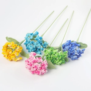 Vue détaillée d'un bouquet d'hortensias faits à la main au crochet pour déco et cadeaux