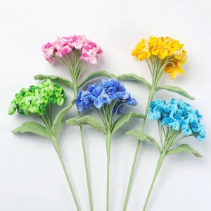 Détail d'un bouquet d'hortensias au crochet fait main avec perles en cinq couleurs