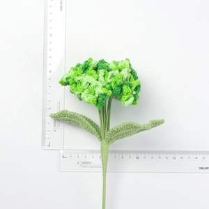 Vue détaillée d'hortensia au crochet fait main avec perles et règle de mesure