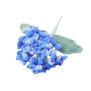 Bouquet d'hortensias bleus au crochet fait main avec perles et feuilles sur blanc