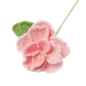 Rosa de ganchillo rosa hecha a mano con hojas verdes para ramos y decoración