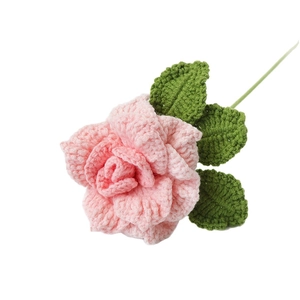 Handgehäkelte rosa Rose mit grünen Blättern und Stiel für elegante Blumendeko