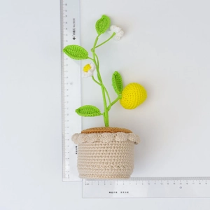 Detailed macro view showing a 26cm tall hand-crocheted lemon potted plant with scale measurement