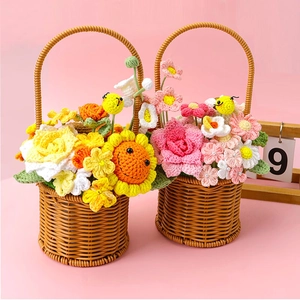 Panier de fleurs au crochet fait main avec tournesols et roses pour cadeau