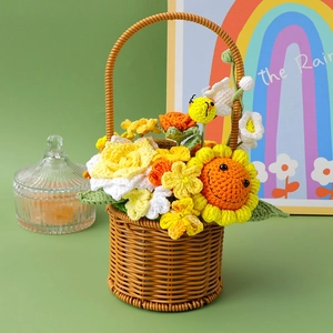 Détail d'un panier de fleurs crocheté à la main avec tournesol et petite abeille