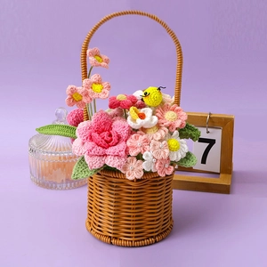 Panier de fleurs au crochet fait main avec roses et tournesol sur table mauve