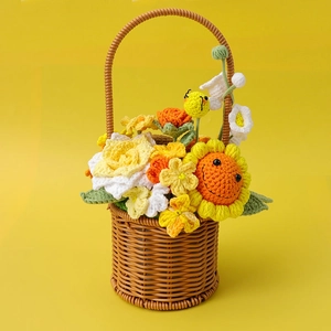 Panier de fleurs au crochet fait main avec tournesols et roses sur fond jaune éclatant