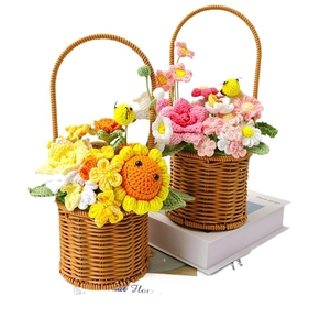 Panier de fleurs au crochet fait main avec tournesol et rose pour cadeau de diplôme