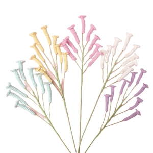 Fleurs au crochet faites à la main en couleurs pastel douces pour la décoration de maison