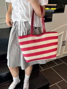 Grande borsa tote a righe rosse in tessuto con manici in pelle per vacanze al mare