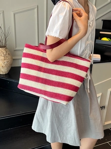 Grande borsa tote in paglia a righe rosse e bianche con manici in pelle per l'estate