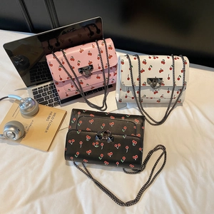 Sacs à bandoulière chic imprimé cerise en rose, blanc et noir avec chaîne en métal