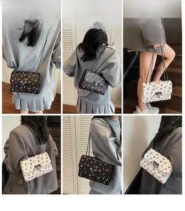 Vues détaillées du sac bandoulière imprimé cerise pour femme avec chaîne et rabat métallique