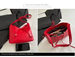 Innenansicht der roten Handtasche mit Platz für Handy, Schlüssel und Lippenstift