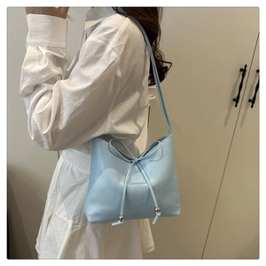 Detailansicht hellblaue Achseltasche mit Schleifendekor und silbernen Perlenakzenten