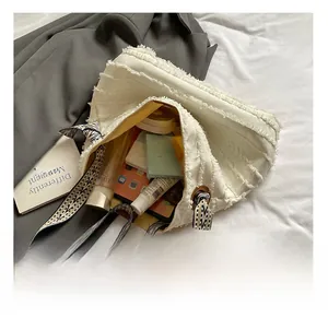 Vue détaillée de l'intérieur du grand sac fourre-tout avec espace pour accessoires
