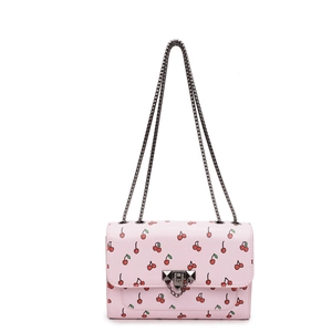Sac bandoulière rose avec imprimé cerises et rivets métalliques sur fond blanc