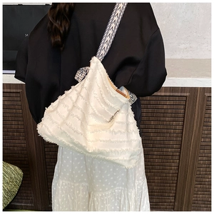 Détail du sac cabas bohème à franges blanches avec bandoulière géométrique