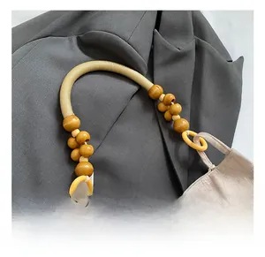 Détail de la poignée en corde tressée avec perles en bois sur sac floral