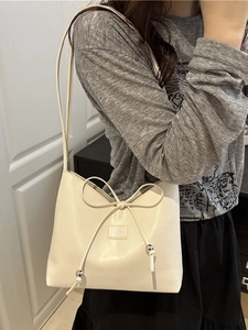 Cremeweiße Schultertasche mit Schleife und Silberperlen, elegante Sommertasche für Damen