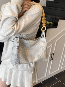 Borsa a tracolla floreale grigio chiaro con manico in legno a perline e nappa elegante