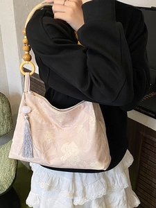 Borsa a spalla stile New Chinese in raso floreale rosa con perle in legno e nappa