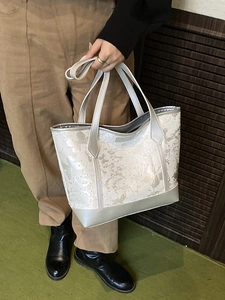 Sac cabas en toile brodée argentée avec motifs papillons et grande capacité de rangement