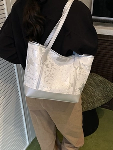 Grand sac cabas en toile brodée blanche et argentée avec rivets et étiquette mode