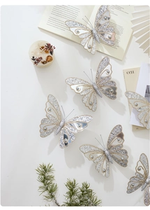 Details von silbernen Netz-Schmetterlingen mit Glitzer und Perlen für Weihnachtsdeko
