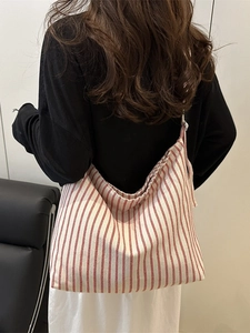 Sac fourre-tout classique en toile à rayures rouges et blanches avec large bandoulière