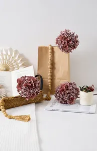 Macro-opname van roze hortensiablaadjes met fijne glitters voor decoratie