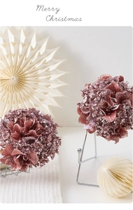 Gros plan d'hortensias roses à paillettes avec supports argentés pour Noël
