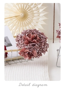 Détail d'hortensia artificiel rose avec des paillettes brillantes et une texture fine