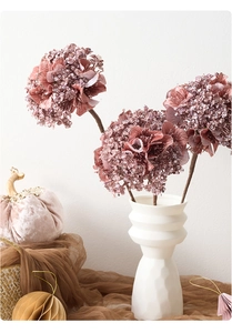 Détail d'hortensia artificiel rose avec paillettes et perles pour décor de table