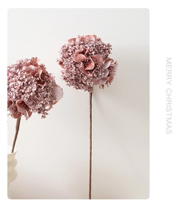 Gros plan d'hortensia artificiel rose avec pétales scintillants pour décor de fête