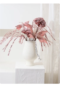 Détail d'hortensia artificiel rose avec paillettes et décoration d'oiseau brillant