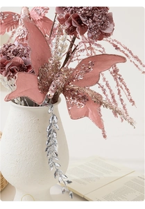 Détail macro d'hortensia rose à paillettes et papillon en velours pour décoration