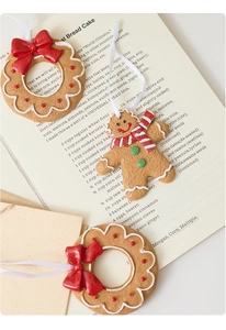 Λεπτομερής όψη από στολίδια ανθρωπάκι gingerbread και στεφάνι σε γιορτινό φόντο