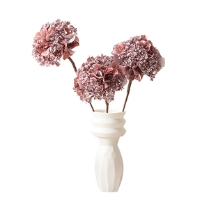 Hortensia artificiel rose à paillettes dans un vase géométrique blanc pour la maison