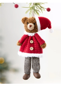 Nahaufnahme eines süßen Weihnachts-Teddybären mit roter Karo-Jacke und Weihnachtsmütze