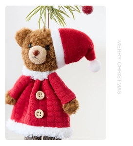 Detail von Weihnachts-Teddybär Plüsch mit rotem Strickmantel und Holzknöpfen Deko