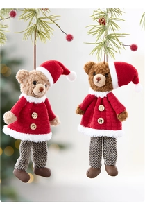 Detailaufnahme süßer Weihnachtsanhänger-Bären mit Plüschtextur und warmen festlichen Details