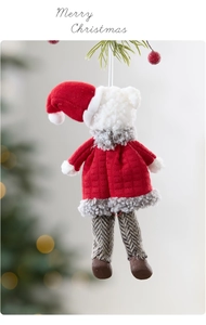 Detailansicht eines süßen Weihnachtsanhängers Bär am festlichen Weihnachtsbaum