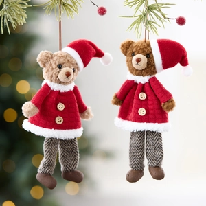 Plüsch-Weihnachtsbären-Anhänger in roten Mänteln und Hüten an einem festlichen Weihnachtsbaum