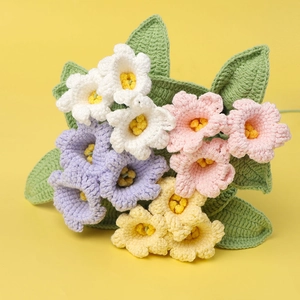 Bouquet au crochet fait main avec fleurs colorées en cloche sur fond jaune vif