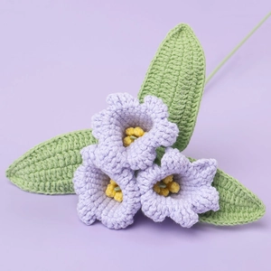 Bouquet de muguet fait main au crochet avec des pétales violets en forme de cloche