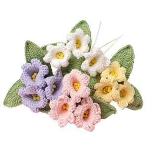 Bouquet de muguets fait main au crochet en blanc, rose, violet et jaune avec feuilles vertes
