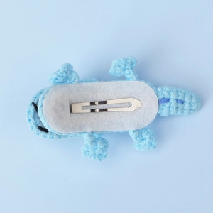 Barrette crocodile tricotée bleu ciel avec pince crocodile en métal argenté robuste