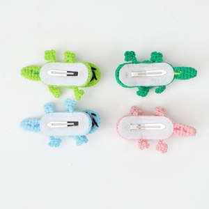 Vue détaillée du dos de quatre barrettes crocodile crochetées à la main avec clips en métal